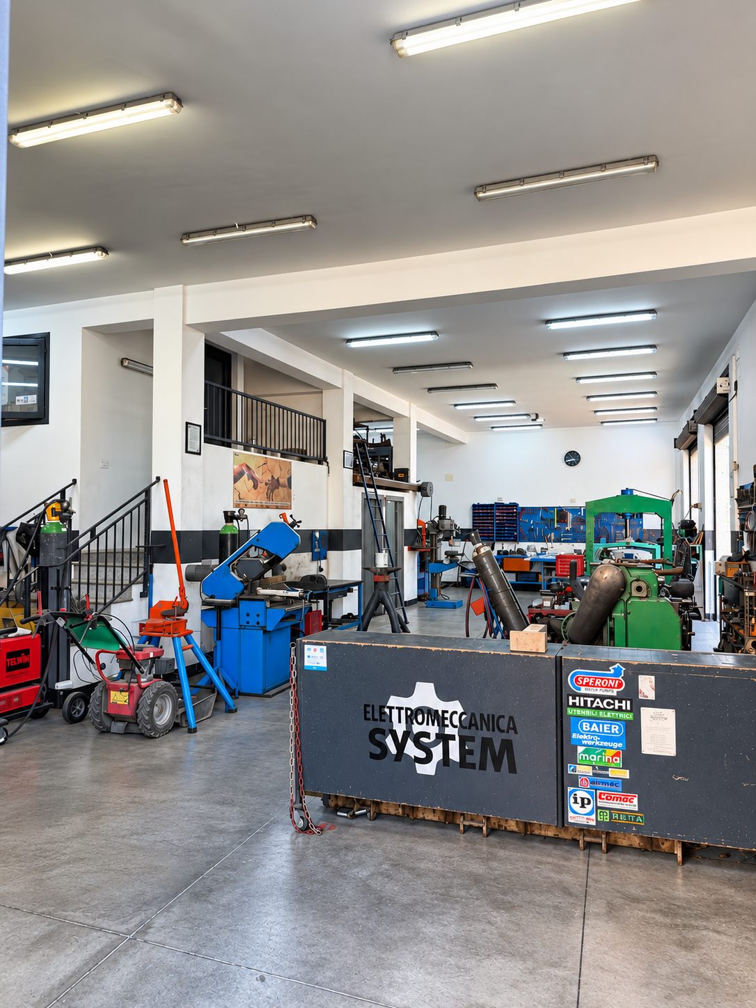 Interno dell'officina Elettromeccanica System