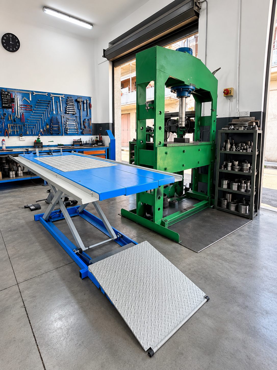 Pressa idraulica e sollevatore in officina